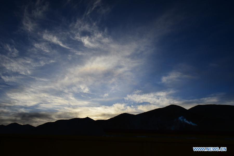 Photo taken on March 17, 2013 shows the Tanggula Mountains in dawn, near the border between Qinghai Province and Tibet Autonomous Region in west China.(Xinhua/Wu Gang)