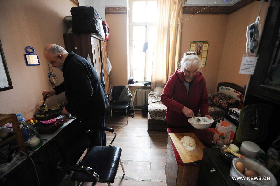 Eremin Sergei and his mother prepare for lunch in his dormitory on the Sun Island in Harbin, capital of northeast China's Heilongjiang Province, March 15, 2013. (Xinhua/Wang Jianwei) 