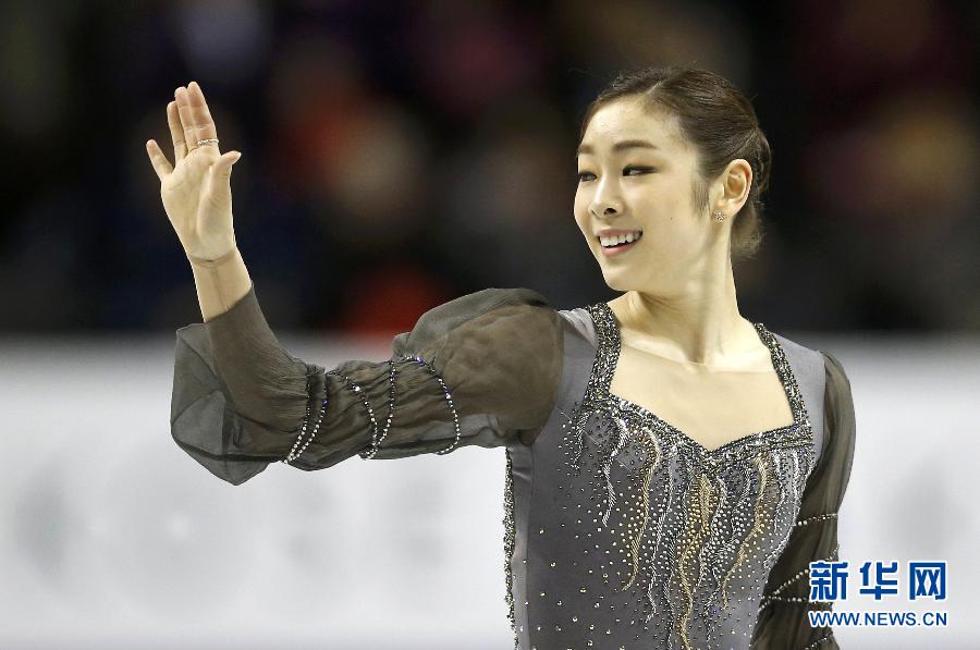 Yuan Kim greetings to spectators after her free skating show on March 16, 2013. (Xinhua/Reuters)