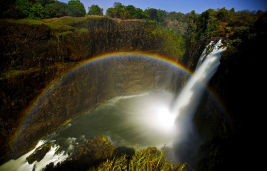 A rainbow shows up above Victoria Falls on a waterfall island on the Zambezi River between Zimbabwe and Zambia.(file photo)