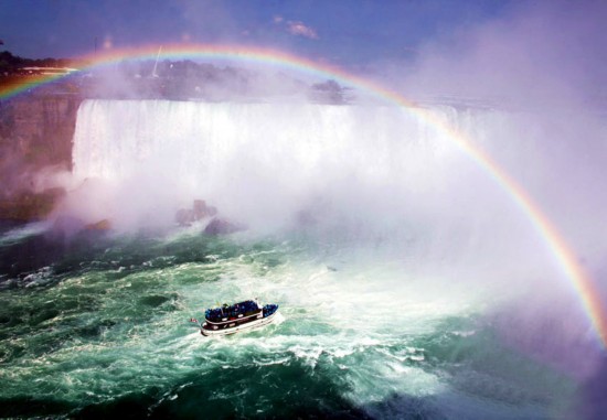 A rainbow shows above the Niagara Falls while an American is performing tightrope walking.(file photo)