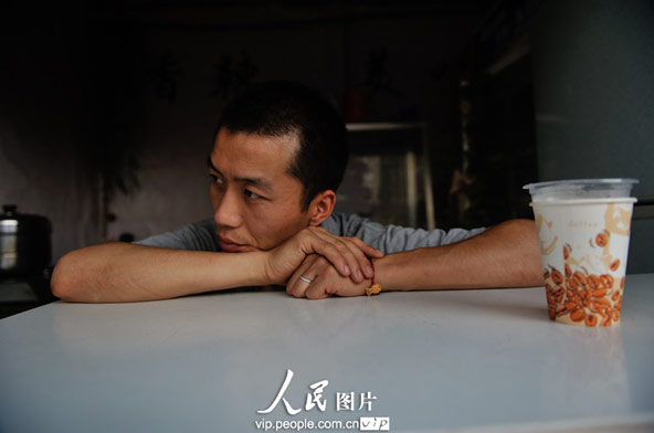 Managing a restaurant is hard, but they never give up their dreams. Zhao said his dream is to open a bar designed by himself.(photo/vip.peolpe.com.cn)