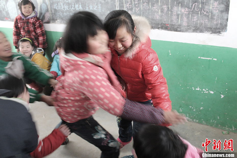 Song plays games with her classmates during the break. (Chinanews.com / Zhou Panpan)