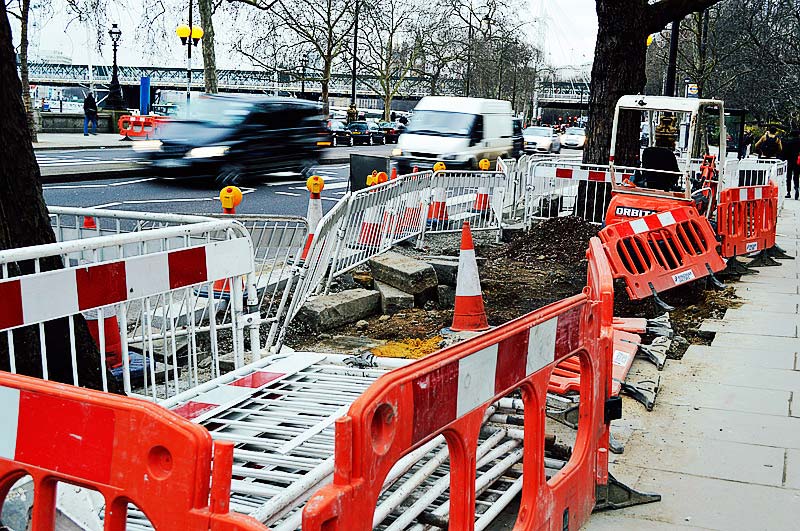 Embankment in downtown London is under construction. (Photo/ People’s Daily Online)