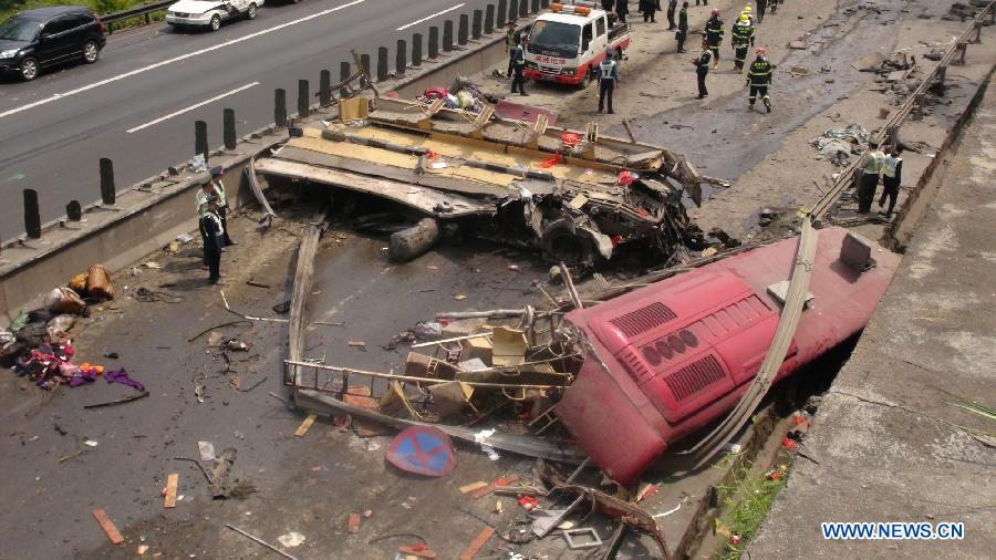 Photo taken on March 22, 2013 shows the road accident site on the expressway from Zhangzhou to Longyan in Nanjing County, Zhangzhou, east China's Fujian Province. Eight people were killed and another 15 injured in the accident Friday. (Xinhua)