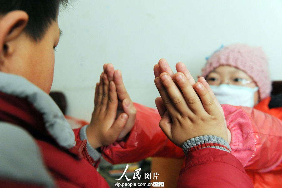Zishuo and his sister Yueyue at home, Mar. 4, 2013. (photo/vip.people.com.cn)