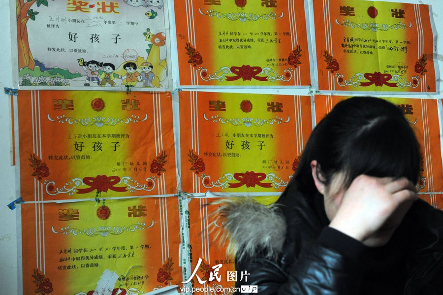 Watching her lovely children, Yueyue's mother is heartbroken, Mar. 4, 2013. (photo/vip.people.com.cn)