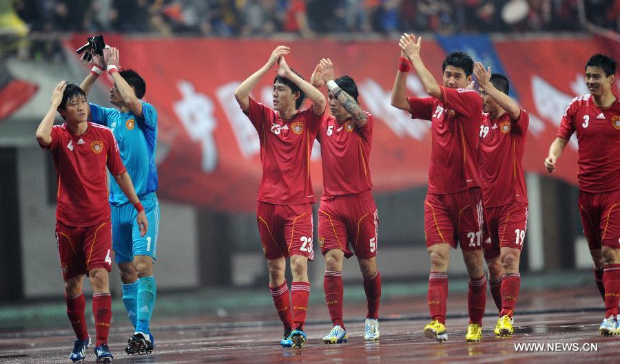 Players of the Chinese team greet the spectators after the 2015 AFC Asian Cup qualifier football match between China and Iraq in Changsha, capital of central China's Hunan Province, March 22, 2013. China won 1-0. (Xinhua/Li Ga) 