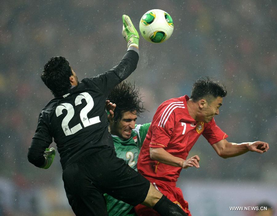 Noor Sabri Abbas (L), goalkeeper of Iraq goes for the ball during the 2015 AFC Asian Cup qualifier football match between China and Iraq in Changsha, capital of central China's Hunan Province, March 22, 2013. China won 1-0. (Xinhua/Guo Yong) 