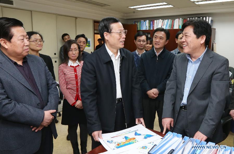 Chinese Vice Premier Zhang Gaoli (C) speaks with employees during an inspection tour at the Ministry of Environmental Protection in Beijing, capital of China, March 19, 2013. (Xinhua/Yao Dawei) 