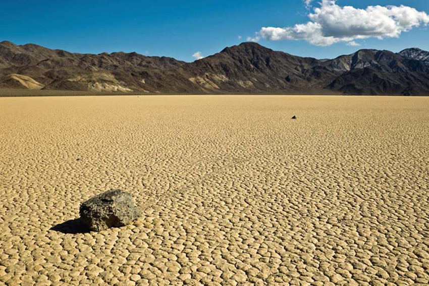 Huge rocks that moves in Death Valley, California (Photo/huanqiu.com)