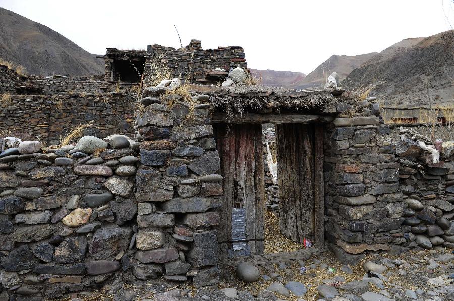 Photo taken on March 22, 2013 shows a stone house which is aged over 600 years in Yangda Village of Riwar Township in Suoxian County in the Nagqu Prefecture, southwest China's Tibet Autonomous Region. Three stone houses, each with the age exceeding more than 600 years, are preserved well in the village. (Xinhua/Liu Kun)