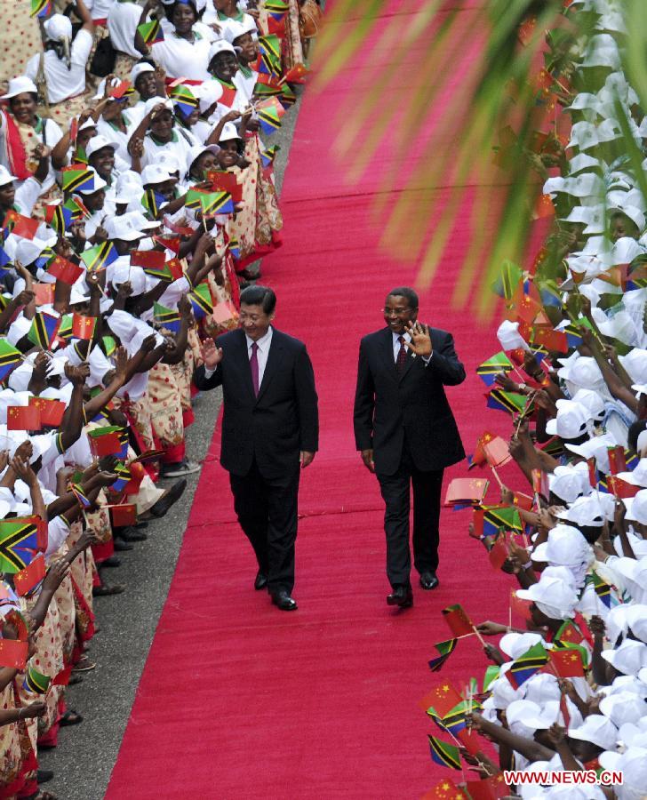 Chinese President Xi Jinping (L) is welcomed while walking with Tanzanian President Jakaya Mrisho Kikwete (R) prior to their meeting, in Dar es Salaam, Tanzania, March 24, 2013. (Xinhua/Zhang Duo)