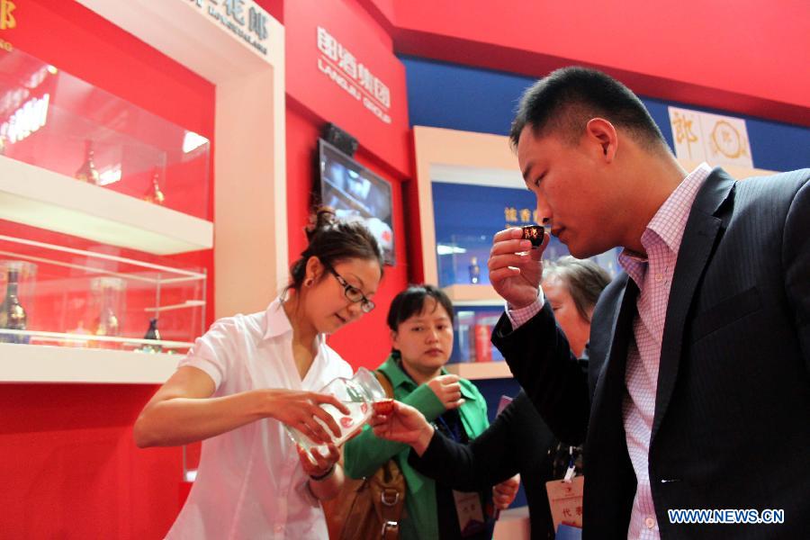 A visitor tastes a liquor product during a liquor expo of the 14th Western China International Fair (WCIF) in Luzhou, southwest China's Sichuan Province, March 25, 2013. More than 300 liquor producers attended the event, which was inaugurated Monday in Luzhou. (Xinhua/Liu Hai)