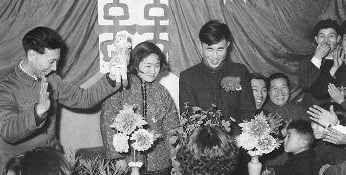 Ju Fuhai and Yu Fengxian from Shengyang pneumatic tools factory receive congratulations from their friends in their wedding ceremony in Feburary 1957. (Photo/Global Times)