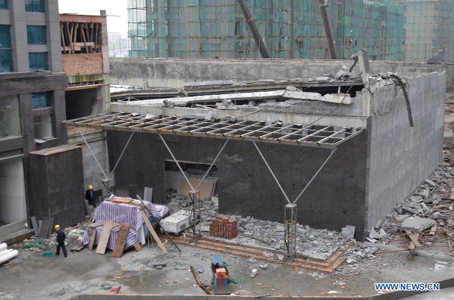 Photo taken on March 27, 2013 shows the accident site after a collapse happened in a hotel under construction in Zixing City, central China's Hunan Province. Two men remained buried in the rubble of a collapsed wall of the hotel. The accident occurred Wednesday morning, when the wall of a dining hall in the hotel collapsed, burying six construction workers. Four workers have been rescued and sent to the hospital, including one worker with serious injuries. (Xinhua/He Maofeng) 