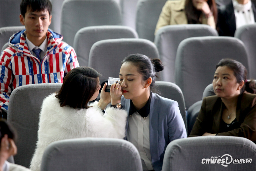 Hainan Airline held a job fair to recruit flight attendants at Xi'an Physical Education University on March 26, which attracted hundreds of applicants. Hainan Airline will hold recruitments in a few universities in Xi'an in following days.(Photo/www.cnwest.com)