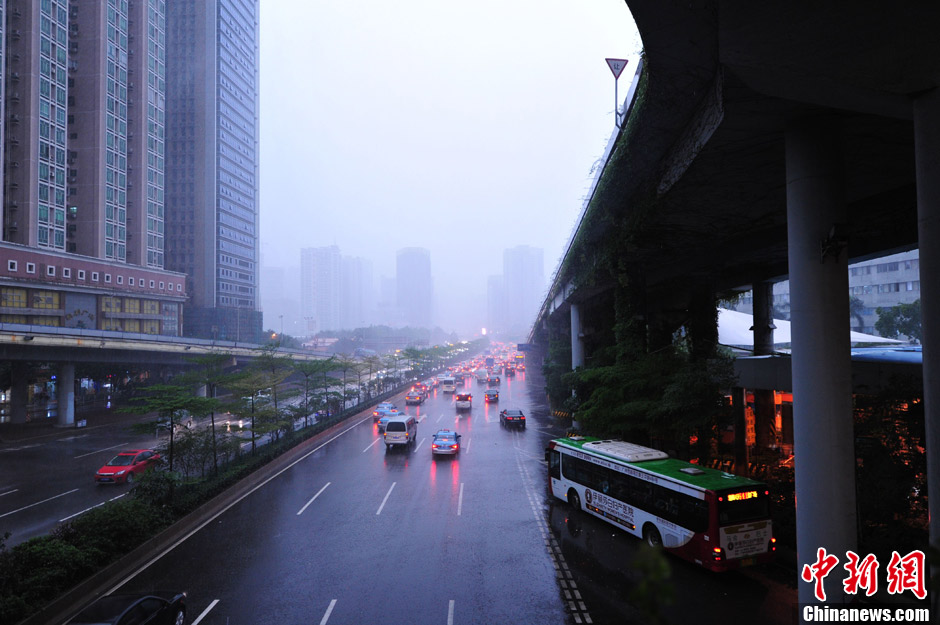 A rainstorm hits Guangzhou, March 28, 2013. The day becomes the night. (Chinanews/Deng Shushan)