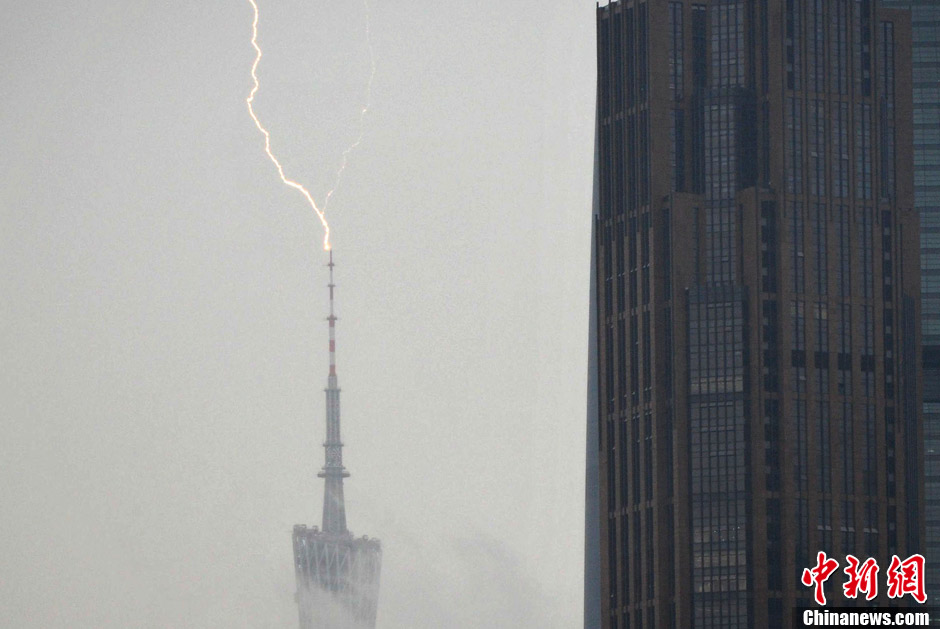 The 600-meter-high Canton Tower tower, tallest building in China, is struck by lightning, March 28, 2013. (Chinanews/Ke Xiaojun) 