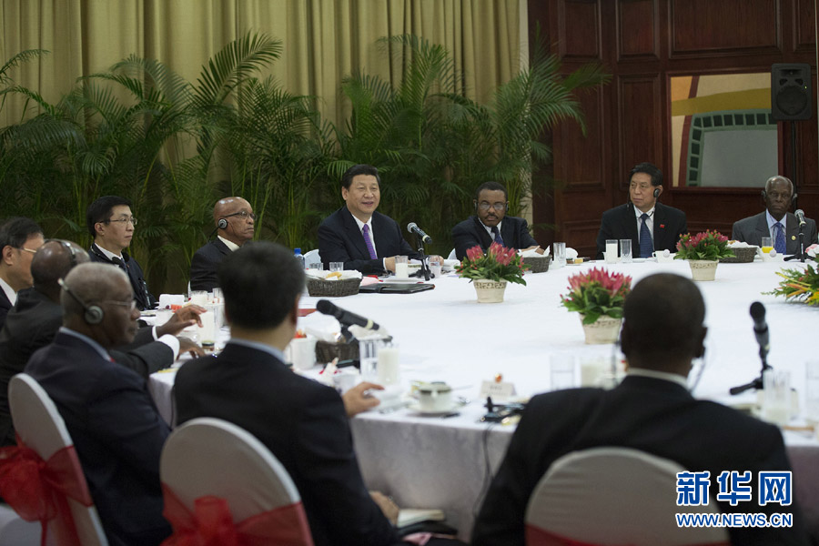 Chinese President Xi Jinping (4th R) attends a breakfast meeting with African leaders in Durban, South Africa, March 28, 2013. (Xinhua/Lan Hongguang)