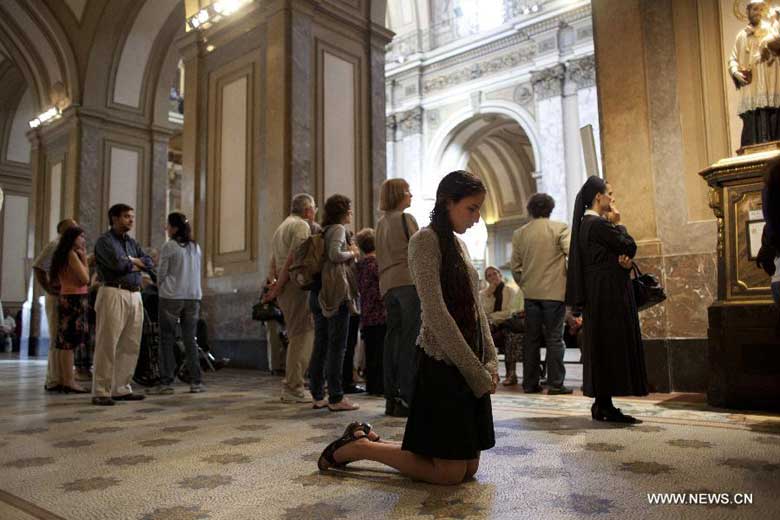 A faithful prays to commemorate the Holy Thursday in the Holy Week at the Metropolitan Cathedral in the city of Buenos Aires, capital of Argentina, on March 28, 2013. [Photo:Xinhua/Martin Zabala]