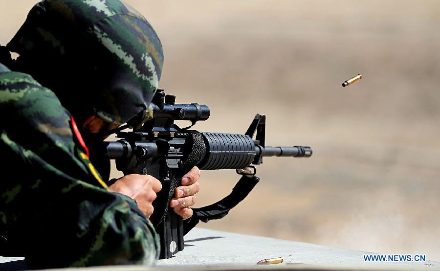 A Chinese paramilitary personnel attends the 5th Warrior Competition at King Abdullah Special Operation Training Center (KASOTC) in Amman, capital of Jordan, on March 28, 2013. The competition with wide participation of 33 teams from 18 countries is held from March 24 to March 28. (Xinhua/Mohammad Abu Ghosh) 