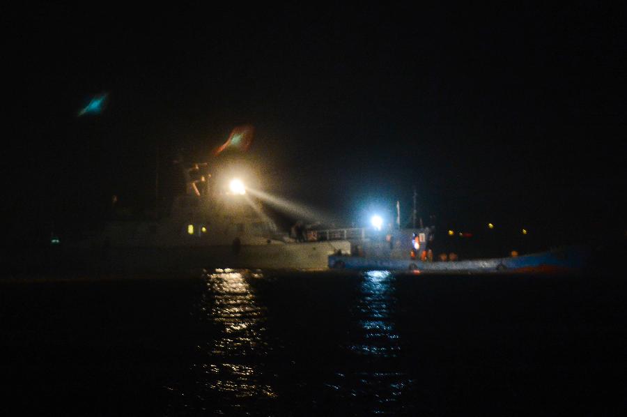 Photo taken on March 29, 2013 shows a anti-smuggling vessel chasing a boat of suspect offshore east China's Zhejiang Province. A gangs smuggling case involving 15,000 tons of refined oil worthy over 100 million Yuan (approximately 15.9 million U.S. dollars) was seized here on Sunday, as announced by Hangzhou customs on March 31, it is the biggest ever gangs smuggling case offshore Zhejiang province. (Xinhua/Xu Yu)