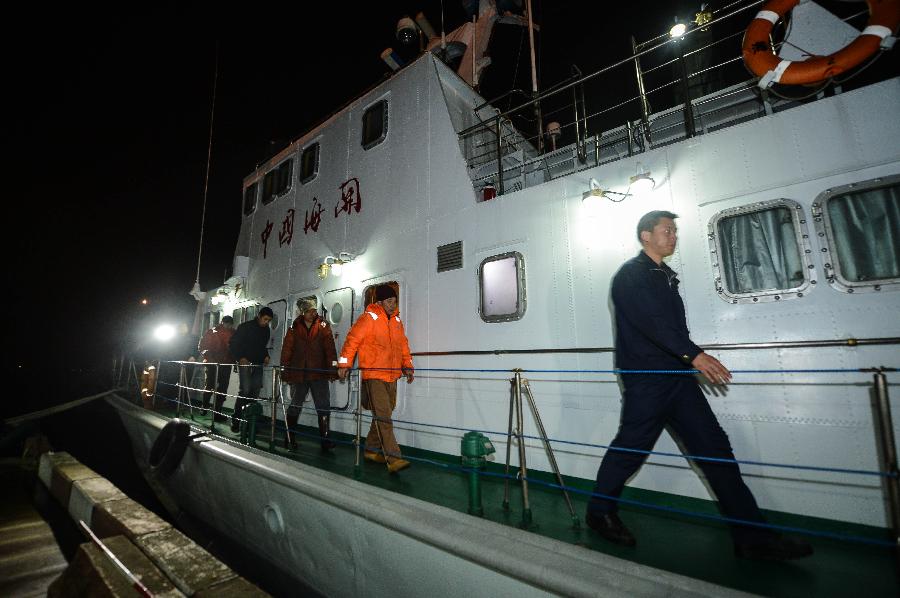 Photo taken on March 30, 2013 shows smugglers taking into inquest offshore east China's Zhejiang Province. A gangs smuggling case involving 15,000 tons of refined oil worthy over 100 million Yuan (approximately 15.9 million U.S. dollars) was seized here on Sunday, as announced by Hangzhou customs on March 31, it is the biggest ever gangs smuggling case offshore Zhejiang province. (Xinhua/Xu Yu)