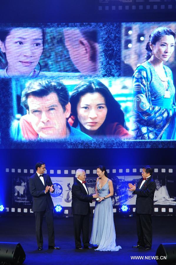 Actress Michelle Yeoh (2nd R) receives the Life Achievement award during the ASEAN International Film Festival & Awards 2013 in Kuching, Malaysia, on March 30, 2013. (Xinhua)