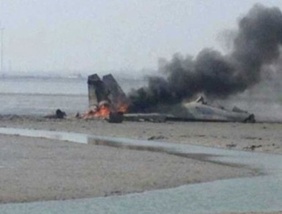 A Su-27 fighter jet of the People's Liberation Army Air Force crashes in a shoal in Rongcheng city, eastern China's Shandong province on Sunday afternoon, killing two pilots. (Source from Internet)