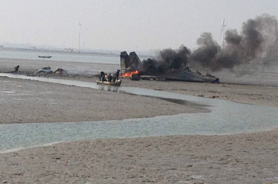 A Su-27 fighter jet of the People's Liberation Army Air Force crashes in a shoal in Rongcheng city, eastern China's Shandong province on Sunday afternoon, killing two pilots. (Source from Internet)