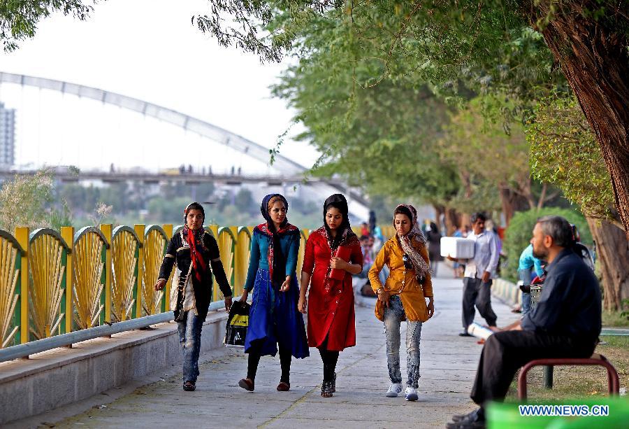 Women walk at a park in Ahvaz, capital of Iran's southwestern province of Khuzestan, on March 31, 2013. Khuzestan is the major oil-producing region of Iran and accounts for almost 90 percent of Iran's oil production.(Xinhua/Ahmad Halabisaz)