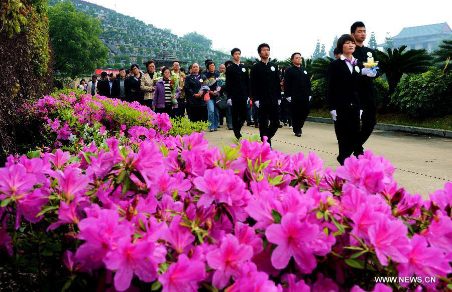 Citizens walk to attend a memorial ceremony for body and organ donators at the Sanshan Cemetery in Fuzhou, capital of southeast China's Fujian Province, April 2, 2013, ahead of the Qingming Festival, or Tomb Sweeping Day, which falls on April 4 this year. By far, as many as 1,795 volunteers in the province have registered to donate their organs after they pass away. And a total of 105 full-body organ donations and 112 cornea donations have been operated. (Xinhua/Zhang Guojun)