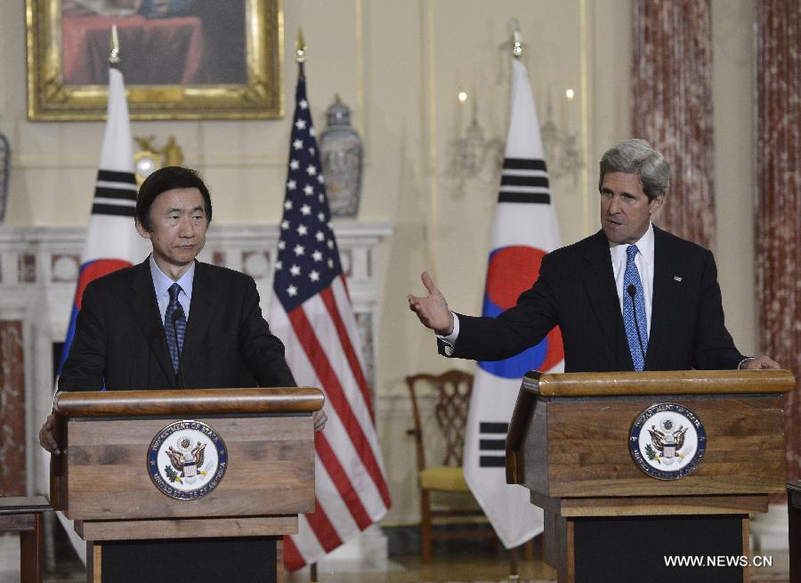 U.S. Secretary of State John Kerry (R) and visiting South Korean Minister of Foreign Affairs and Trade Yun Byung-se attend a joint press conference at the State Department in Washington D.C., capital of the United States, April 2, 2013. The two held their first talks on Tuesday as tensions persist on the Korean Peninsula. (Xinhua/Zhang Jun) 