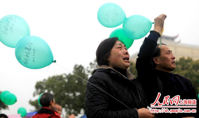 More than 160 parents who lost their only child gathered to fly green balloons, write cards and pray for their children on March 24th, 2013.Parents burst into tears as the balloons rose in the sky.(Photo/ PD Online)