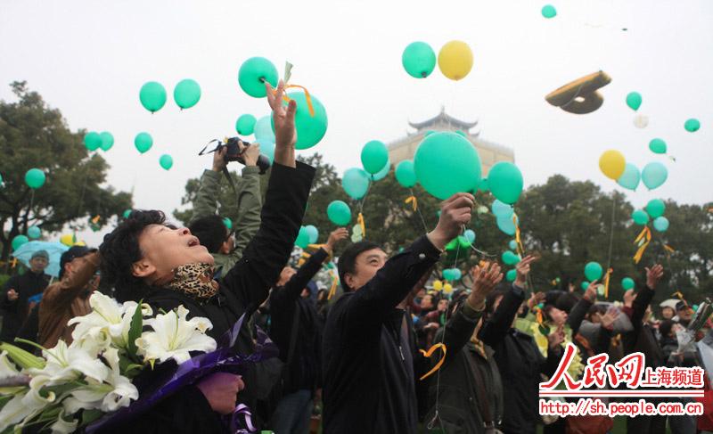 More than 160 parents who lost their only child gathered to fly green balloons, write cards and pray for their children on March 24th, 2013.Parents burst into tears as the balloons rose in the sky.(Photo/ PD Online)
