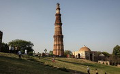 India's tallest minaret Qutab Minar attracts visitors