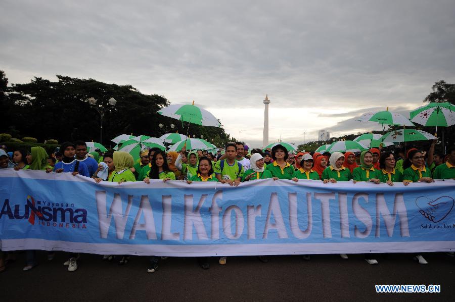 More than 3,000 participants crowd the Monas field during the annual Walk for Autism 2013 in Jakarta, Indonesia, April 6, 2013. Walk for Autism is one part of its autism awareness campaign. (Xinhua/Veri Sanovri)