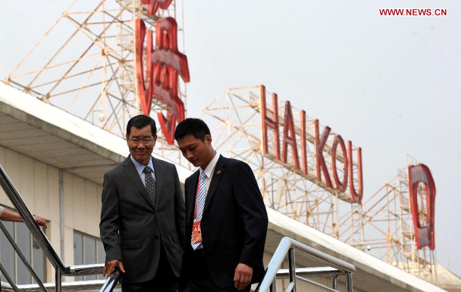 Vincent C. Siew (L), honorary chairman of the Taiwan-based Cross-Straits Common Market Foundation, arrives in Haikou, capital of south China's Hainan Province, on April 5, 2013. Siew will attend the Boao Forum for Asia (BFA) Annual Conference 2013 in Boao of Hainan, which will be held from April 6 to April 8. (Xinhua/Zhao Yingquan) 