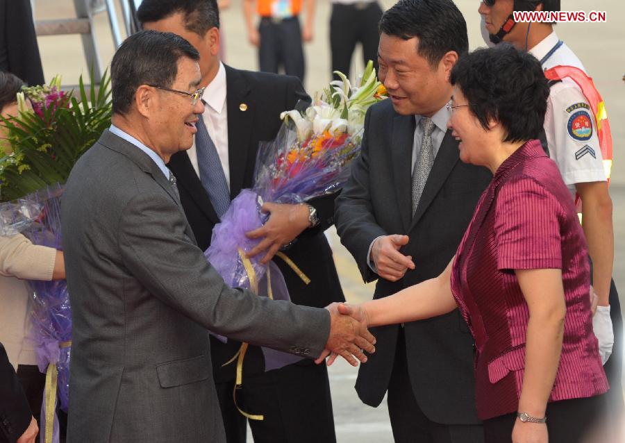 Vincent C. Siew (L), honorary chairman of the Taiwan-based Cross-Straits Common Market Foundation, is welcomed upon his arrival in Haikou, capital of south China's Hainan Province, on April 5, 2013. Siew will attend the Boao Forum for Asia (BFA) Annual Conference 2013 in Boao of Hainan, which will be held from April 6 to April 8. (Xinhua/Zhao Yingquan) 