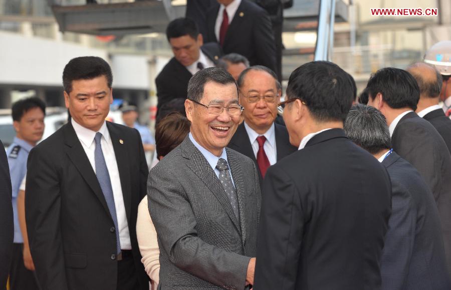 Vincent C. Siew (C), honorary chairman of the Taiwan-based Cross-Straits Common Market Foundation, is welcomed upon his arrival in Haikou, capital of south China's Hainan Province, on April 5, 2013. Siew will attend the Boao Forum for Asia (BFA) Annual Conference 2013 in Boao of Hainan, which will be held from April 6 to April 8. (Xinhua/Zhao Yingquan)