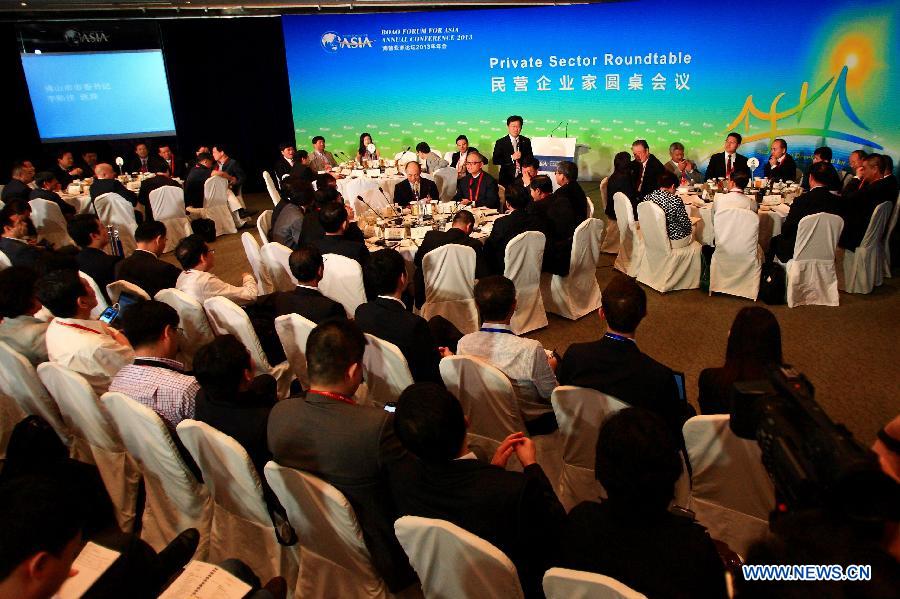 Delegates and guests attend a round table meeting in Boao of south China's Hainan Province, April 6, 2013. A round table meeting of Boao Forum for Asia was held here for the leaders from private sector on April 6. (Xinhua/Xu Zijian)