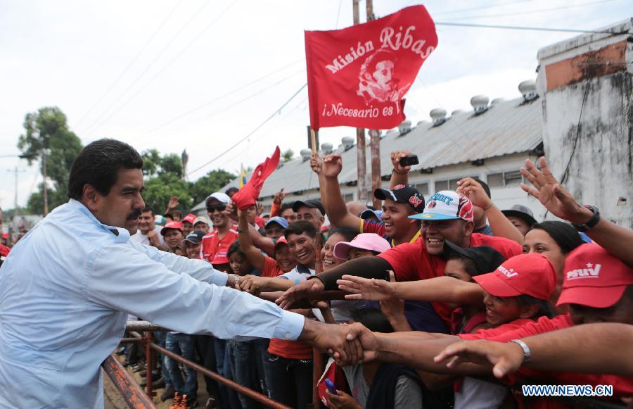 Venezuelan Acting President and presidential candidate Nicolas Maduro (C), shakes hands with his supporters during a campaign event held at Puerto Ayacucho, state of Amazonas, Venezuela, on April 6, 2013. (Xinhua/AVN) 
