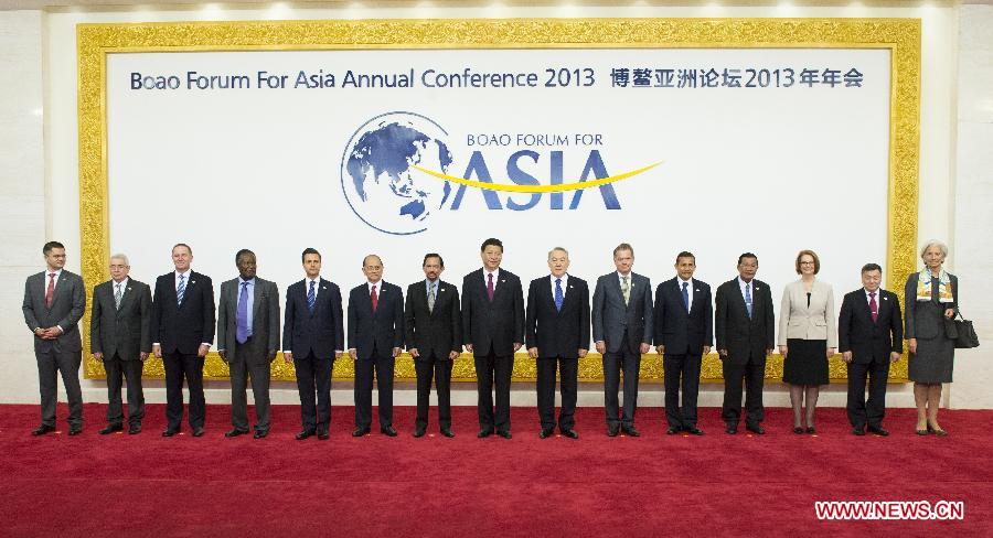 Chinese President Xi Jinping (C) poses for a group photo with leaders of foreign countries and international organizations during the Boao Forum for Asia (BFA) Annual Conference 2013 in Boao, south China's Hainan Province, April 7, 2013. (Xinhua/Li Xueren)