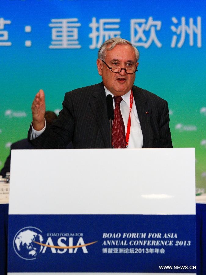 Jean-Pierre Raffarin, former prime minister of France, presides over a roundtable discussion themed in "Structural Reform: Revitalize the Core Competitiveness of EU" during the Boao Forum for Asia (BFA) Annual Conference 2013 in Boao, south China's Hainan Province, April 7, 2013. (Xinhua/Xu Zijian)