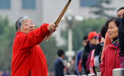 Voluntary 'beautician' on Tiananmen Square 