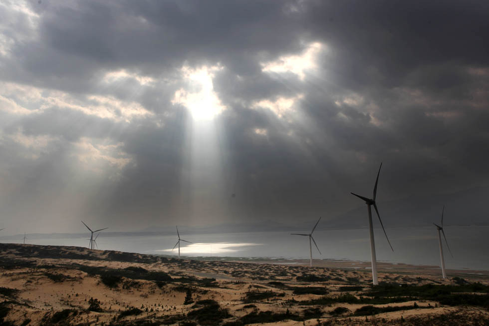 Photo shows the Bijia Mountain Wind Farm in Jiujiang, Jiangxi. A 48 MW wind power projects invested by China Power Investment Corp was put into production. (Xinhua Photo/ Fu Jianbin)