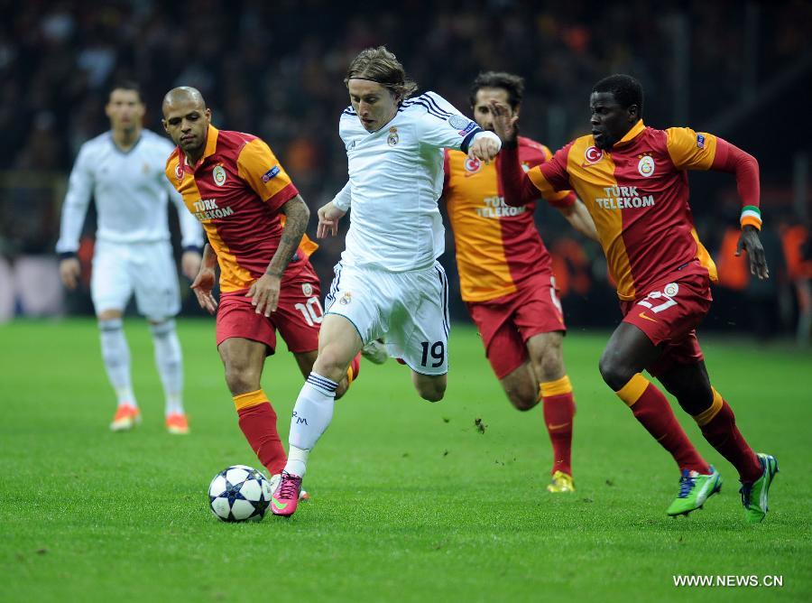 Real Madrid's Luka Modric (C) breaks through during the UEFA Champions League quarter final second leg soccer match between Galatasaray and Real Madrid in Istanbul, Turkey, April 9, 2013. Real Madrid lost 2-3 but entered the semifinal with a total result 5-3.(Xinhua/Ma Yan)