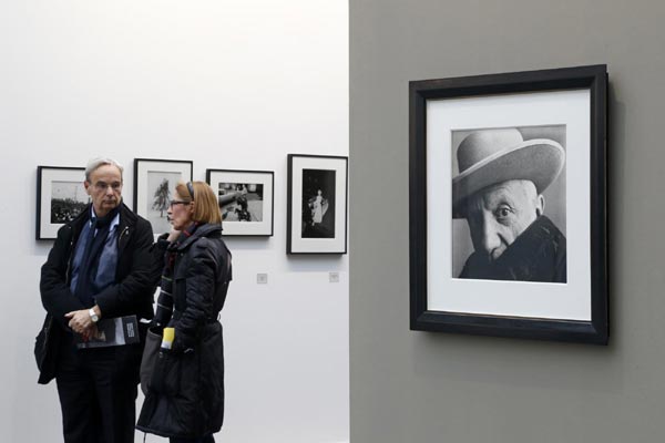 Visitors walk past a portrait of Pablo Picasso (Cannes, 1957) by photographer Irving Penn during a media visit at the Paris Photo art fair at the Grand Palais exhibition hall in Paris November 14, 2012.  (Chinadaily.com.cn)