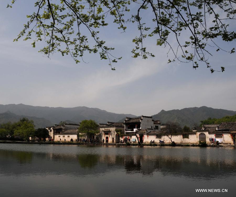 Photo taken on April 10, 2013 shows the scenery of Hongcun Village of Yixian County in Huangshan City, east China's Anhui Province. (Xinhua/Yan Yan)